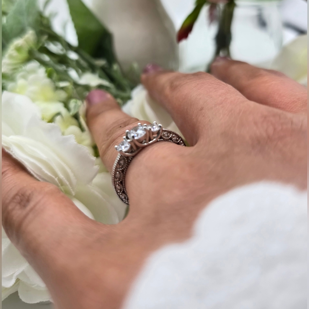 🥰 LUXUR ENGAGEMENT RING - Picture 5 of 7